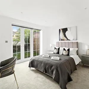 High-end Luxury - Free Parking And Wifi Included! Staines-upon-Thames